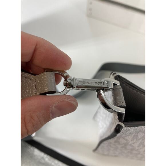 MICHAEL KORS, SMALL WHITE SIGNATURE LEATHER CROSSBODY BAG - Picture 12 of 16